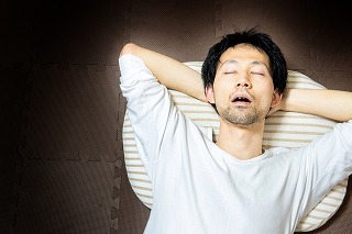 口を開けて寝ている男性