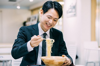 ラーメンを食べようとしている男性